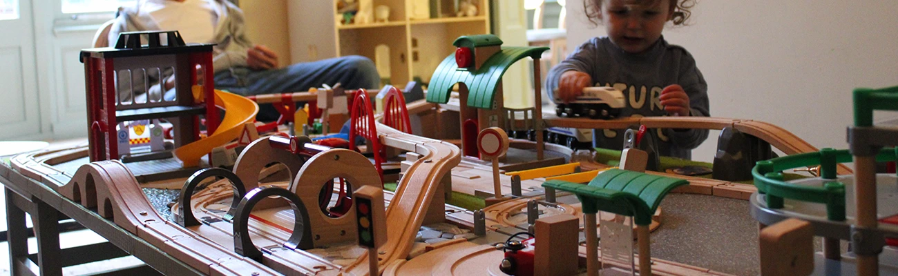 Kind speelt met Binkies treintafel